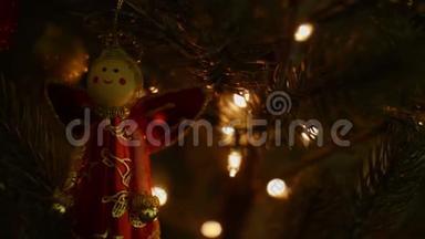 圣诞树上的仙<strong>女装</strong>饰和圣诞彩灯
